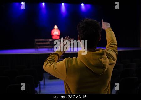 Jugendliche proben im Theater Stockfoto
