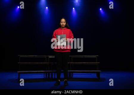 Jugendliche proben im Theater Stockfoto