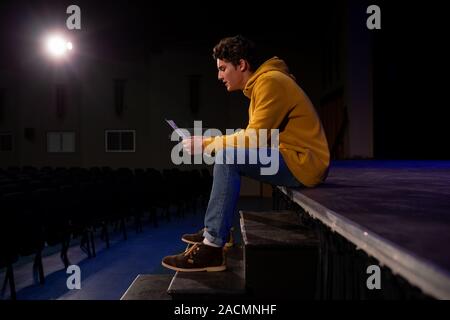 Jugendliche proben im Theater Stockfoto