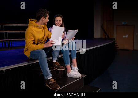 Jugendliche proben im Theater Stockfoto