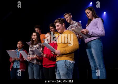 Jugendliche proben im Theater Stockfoto