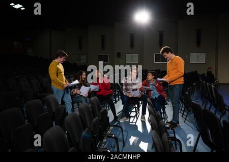 Jugendliche proben im Theater Stockfoto