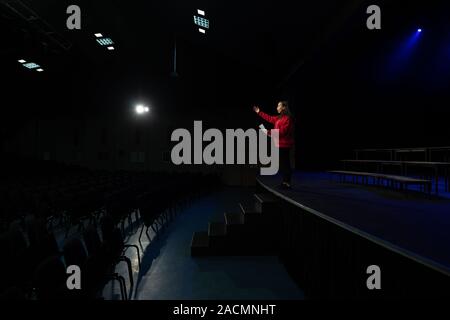 Jugendliche proben im Theater Stockfoto