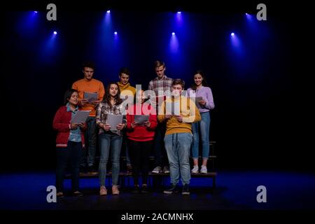 Jugendliche proben im Theater Stockfoto