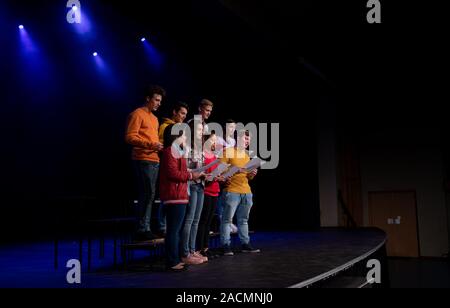 Jugendliche proben im Theater Stockfoto