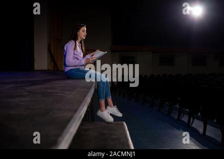 Jugendliche proben im Theater Stockfoto