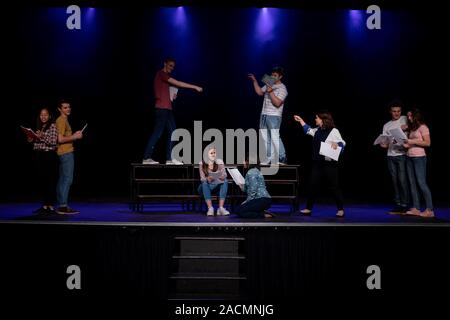 Jugendliche proben im Theater Stockfoto