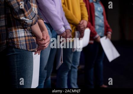 Jugendliche proben im Theater Stockfoto