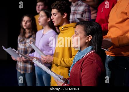 Jugendliche proben im Theater Stockfoto