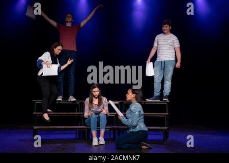Jugendliche proben im Theater Stockfoto