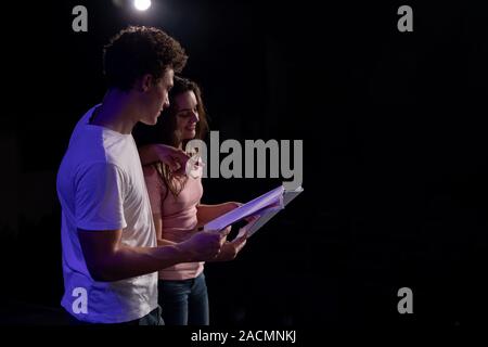 Jugendliche proben im Theater Stockfoto