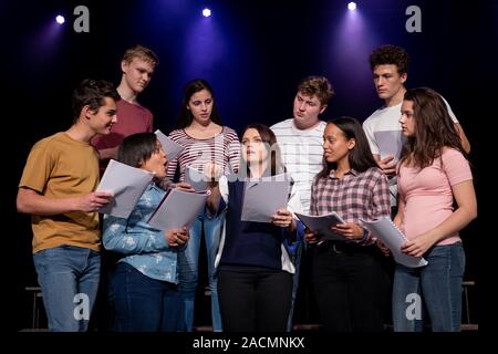 Jugendliche proben im Theater Stockfoto