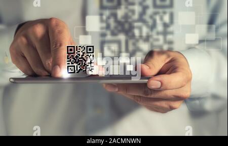 Tablet Computer QR-Code scannen Stockfoto