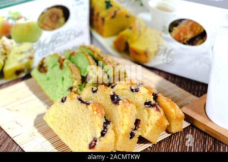 Frisch gebackene Muffins mit Heidelbeeren auf einem natürlichen Holz- rustikalen Stockfoto