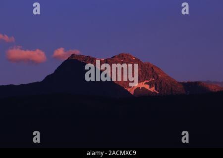 Sonnenaufgang in Mont Blanc, schöner Tag, schönes Morgen in den Alpen, bunte Himmel im Hintergrund Stockfoto