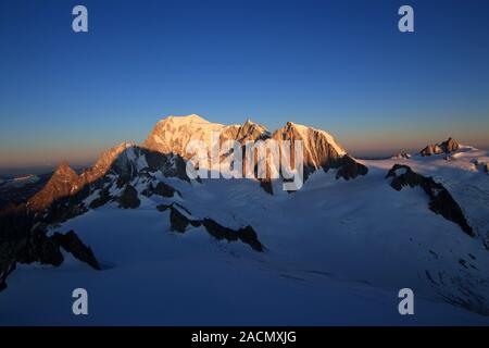 Sonnenaufgang in Mont Blanc, schöner Tag, schönes Morgen in den Alpen, bunte Himmel im Hintergrund Stockfoto