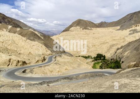 Berglandschaft mit Straße in Ladakh, Nordindien Stockfoto