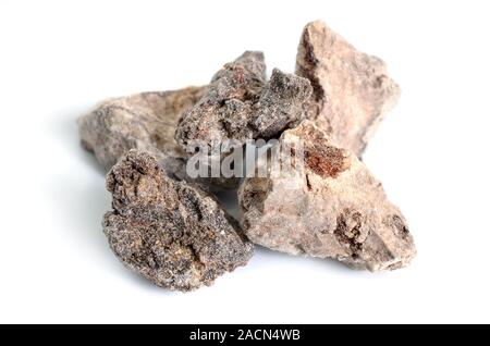 Räucherstäbchen Palo Santo Harz. Auf weissem Hintergrund Stockfoto