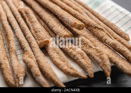 Traditionellen italienischen Roggenbrot grissini auf Leinen Serviette. Nahaufnahme Stockfoto