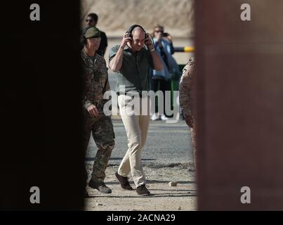 Der Herzog von Cambridge an der Sheikh Salim Al-Ali National Guard Lager, wie er tritt in UK und kuwaitische Truppen, wie sie in der Übung Desert Warrior, als Teil seiner Tour von Kuwait und Oman. Stockfoto