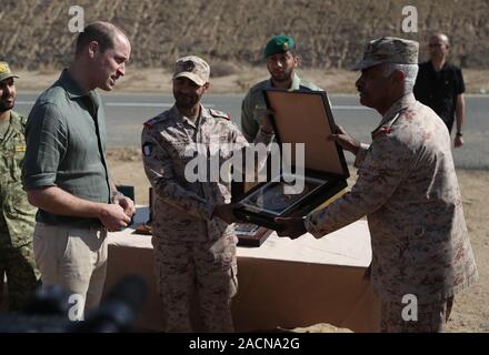 Der Herzog von Cambridge ist mit einem Geschenk an der Sheikh Salim Al-Ali National Guard Camp präsentiert, wie er tritt in UK und kuwaitische Truppen, wie sie in der Übung Desert Warrior, als Teil seiner Tour von Kuwait und Oman. Stockfoto