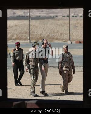 Der Herzog von Cambridge an der Sheikh Salim Al-Ali National Guard Lager, wie er tritt in UK und kuwaitische Truppen, wie sie in der Übung Desert Warrior, als Teil seiner Tour von Kuwait und Oman. Stockfoto