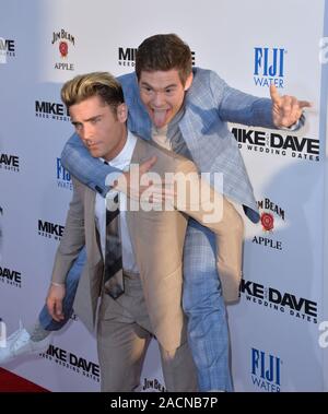 LOS ANGELES, Ca. Juni 29, 2016: Schauspieler Zac Efron & Adam Devine bei der Premiere von 'Mike und Dave brauchen Hochzeit Termine' im Cinerama Dome, Hollywood. © 2016 Paul Smith/Featureflash Stockfoto