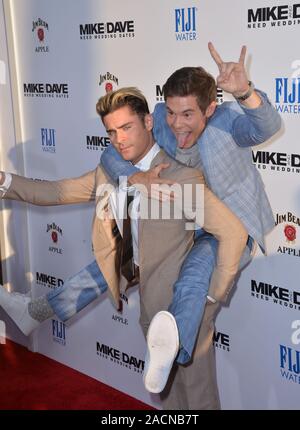 LOS ANGELES, Ca. Juni 29, 2016: Schauspieler Zac Efron & Adam Devine bei der Premiere von 'Mike und Dave brauchen Hochzeit Termine' im Cinerama Dome, Hollywood. © 2016 Paul Smith/Featureflash Stockfoto