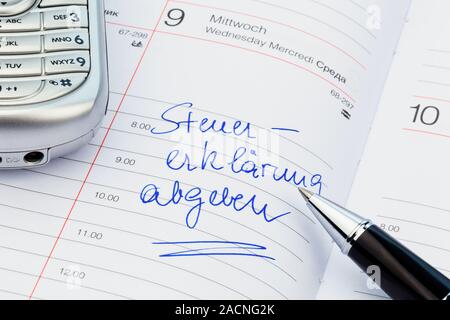 In Kalender Eintrag: Steuererklärung einreichen Stockfoto