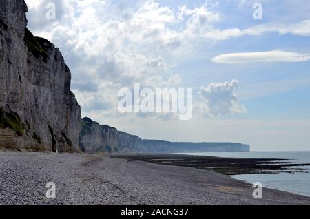 Einen einsamen Strand unter den Klippen im letzten Licht des Tages Stockfoto