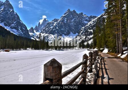 In den fortgeschrittenen Herbst die Wanderung in das Tal ist noch befahrbar Stockfoto