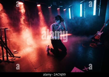 Kopenhagen, Dänemark. 02 Dez, 2019. Die Malaysische Sänger Alextbh führt ein Live Konzert bei Beta in Kopenhagen. (Foto: Gonzales Foto/Mathias KristensenAlamy Live News). Stockfoto