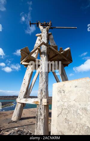 Eine alte Windmühle für das Pumpen von Meerwasser in die Salinen bei Salinas de Janubio auf Lanzarote, Kanarische Inseln. Stockfoto