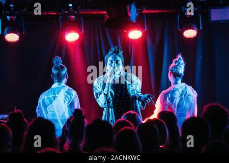 Kopenhagen, Dänemark. 02 Dez, 2019. Die Malaysische Sänger und Songwriter Yuna führt ein Live Konzert bei Beta in Kopenhagen. (Foto: Gonzales Foto/Mathias Kristensen/Alamy Live News). Stockfoto