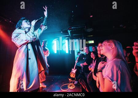 Kopenhagen, Dänemark. 02 Dez, 2019. Die Malaysische Sänger und Songwriter Yuna führt ein Live Konzert bei Beta in Kopenhagen. (Foto: Gonzales Foto/Mathias Kristensen/Alamy Live News). Stockfoto