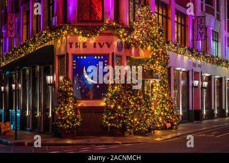 LONDON, UK, 01. Dezember 2019: Die Ivy Restaurant in West Street, Covent Garden ist für Weihnachten dekoriert. Stockfoto