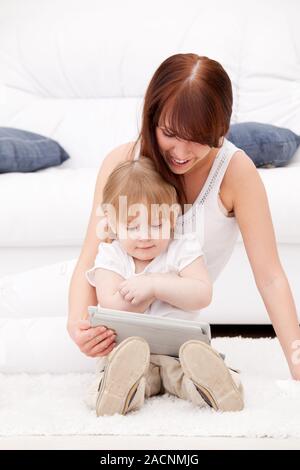 Mutter und Tochter mit einem TabletPC Stockfoto