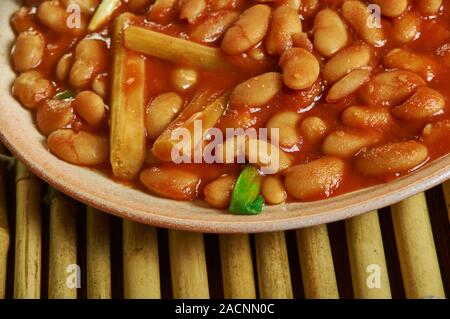 Madesu, Bohnen, Erdnüsse, Tomaten, Zwiebeln und Öl, kongolesischen Küche, Traditionelle verschiedene afrikanische Gerichte, Ansicht von oben. Stockfoto