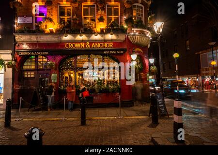 LONDON, Großbritannien - 01 Dezember, 2019: Typisch englische Pub auf Neal Street in Covent Garden, London Stockfoto