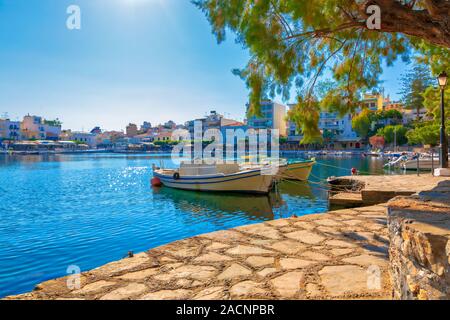 Fischerboote auf dem See Voulismeni, Agios Nikolaos, Insel Kreta, Griechenland. Bilder Stockfoto