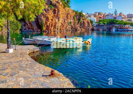 Fischerboote auf dem See Voulismeni, Agios Nikolaos, Insel Kreta, Griechenland. Bilder Stockfoto