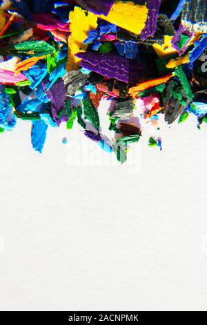 Farbenfrohe Holz Bleistift und Buntstift Späne auf weißem Papier Hintergrund, Kopieren, Kreativität und Kunst Schule Konzept Stockfoto