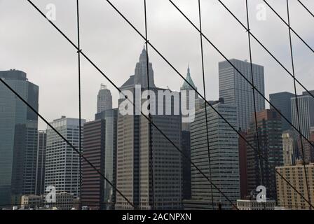 Blick durch Zaun auf Lower Manhattan Skyline, inklusive Empire-Fulton Ferry State Park, Blick von der Brooklyn Bridge, Manhattan, Stockfoto