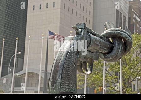 Pistole mit Knoten in Barrel, Skulptur des Künstlers Carl Fredrik Reuterswaerd vor dem UN-Hauptquartier in New York City, New Stockfoto