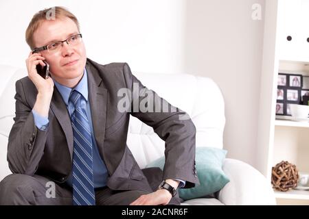 Mann sitzt auf dem sofa Stockfoto