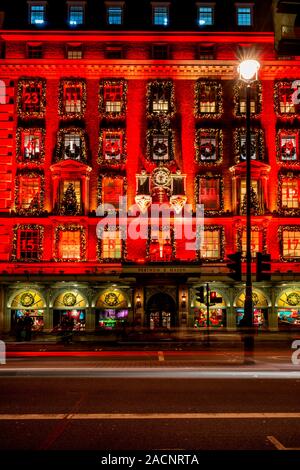 LONDON, UK, 01. Dezember 2019: Fortnum & Mason ist für Weihnachten dekoriert. 1707 von William Fortnum und Hugh Mason in Piccadilly London etabliert Stockfoto