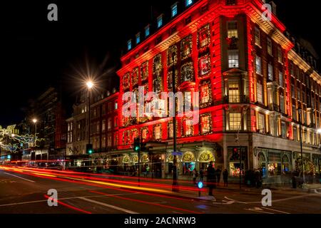 LONDON, UK, 01. Dezember 2019: Fortnum & Mason ist für Weihnachten dekoriert. 1707 von William Fortnum und Hugh Mason in Piccadilly London etabliert Stockfoto