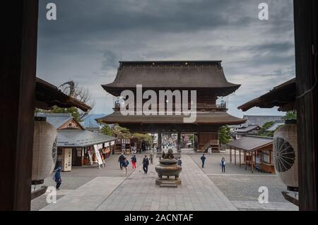 Nagano, Japan - April 2019: Blick auf Sanmon-tor hindurch (Haupteingang) und die innere Verbindung von der Zenkoji Tempel Gebäude Stockfoto