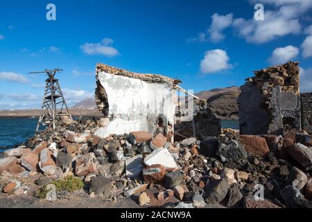 Eine alte Windmühle für das Pumpen von Meerwasser in die Salinen bei Salinas de Janubio auf Lanzarote, Kanarische Inseln. Stockfoto