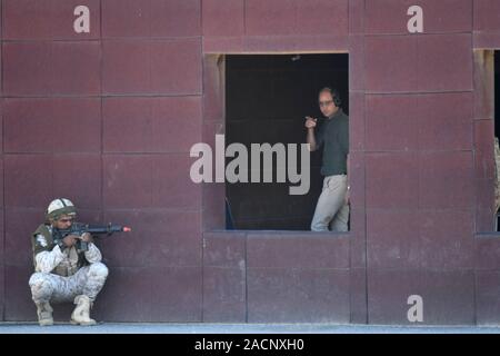 Der Herzog von Cambridge Uhren uk und kuwaitische Truppen teil, die in der Übung Wüste Krieger an der Scheich Salim Al-Ali National Guard Camp während seiner Tour in Kuwait und Oman. Stockfoto